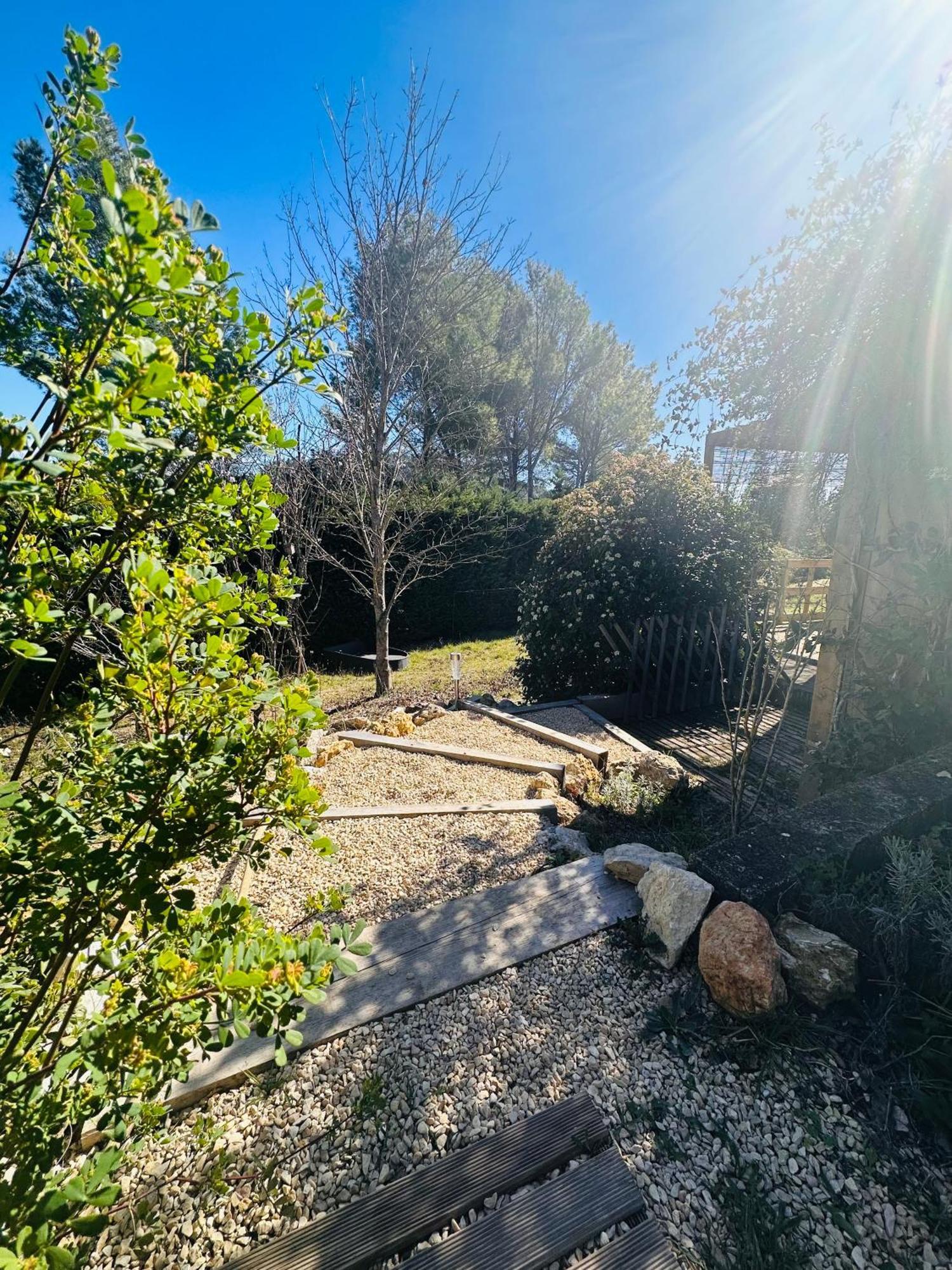 T2 avec terrasse arborée proche LOURMARIN Cadenet Extérieur photo